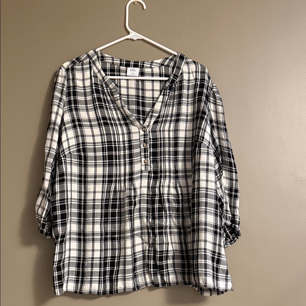 Croft and Barrow Black & White Plaid V-neck with button details